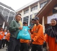 Wali Kota Pontianak Edi Rusdi Kamtono saat penyerahan sembako kepada para petugas kebersihan dalam rangkaian Gerakan Indonesia Asri di Kantor Wali Kota Pontianak, Sabtu (17/10/2026).