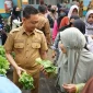 Warga antusias menyerbu pasar murah dalam rangka Hari Jadi ke-255 Kota Pontianak di Kantor Camat Pontianak Tenggara, Senin (19/10/2026).