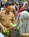 Warga antusias menyerbu pasar murah dalam rangka Hari Jadi ke-255 Kota Pontianak di Kantor Camat Pontianak Tenggara, Senin (19/10/2026).