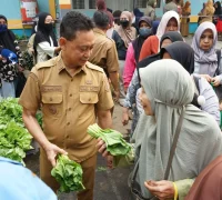 Warga antusias menyerbu pasar murah dalam rangka Hari Jadi ke-255 Kota Pontianak di Kantor Camat Pontianak Tenggara, Senin (19/10/2026).