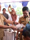 Wali Kota Pontianak Edi Rusdi Kamtono melayani warga yang berbelanja di pasar murah di halaman Kantor Camat Pontianak Selatan (20/10/2026).