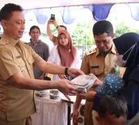 Wali Kota Pontianak Edi Rusdi Kamtono melayani warga yang berbelanja di pasar murah di halaman Kantor Camat Pontianak Selatan (20/10/2026).