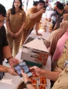 Wali Kota Pontianak Edi Rusdi Kamtono saat bertransaksi menggunakan QRIS pada salah satu pelaku UMKM di pasar murah di Kantor Camat Pontianak Selatan, Selasa (20/10/2026).
