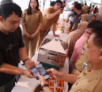 Wali Kota Pontianak Edi Rusdi Kamtono saat bertransaksi menggunakan QRIS pada salah satu pelaku UMKM di pasar murah di Kantor Camat Pontianak Selatan, Selasa (20/10/2026).