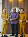 Wali Kota Edi Kamtono dan Wakil Wali Kota Bahasan bersilaturahmi dengan Konsul Malaysia Idham Zuhri di Kantor Wali Kota Pontianak, Selasa (20/10/2026).