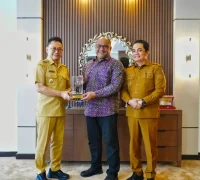 Wali Kota Edi Kamtono dan Wakil Wali Kota Bahasan bersilaturahmi dengan Konsul Malaysia Idham Zuhri di Kantor Wali Kota Pontianak, Selasa (20/10/2026).