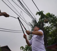 Wali Kota Pontianak Edi Rusdi Kamtono saat penertiban kabel utilitas di Jalan Ahmad Yani Pontianak, Rabu (21/10/2026).