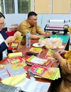 Petugas Rumah Kemasan yang berlokasi di Lantai 2 Pasar Kemuning tengah memproduksi kemasan untuk membantu pelaku UMKM.