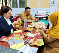 Petugas Rumah Kemasan yang berlokasi di Lantai 2 Pasar Kemuning tengah memproduksi kemasan untuk membantu pelaku UMKM.