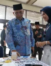 Sekretaris Daerah Kota Pontianak Amirullah saat meninjau stand perusahaan dalam pembukaan Job Fair Pontianak 2026 di Auditorium Universitas Tanjungpura, Kamis (22/10/2026).