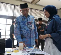 Sekretaris Daerah Kota Pontianak Amirullah saat meninjau stand perusahaan dalam pembukaan Job Fair Pontianak 2026 di Auditorium Universitas Tanjungpura, Kamis (22/10/2026).