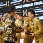 Wali Kota Pontianak Edi Rusdi Kamtono saat menerima TPAKD Award 2026 dalam Rapat Koordinasi Nasional (Rakornas) Tim Percepatan Akses Keuangan Daerah (TPAKD) di JIExpo Kemayoran, Jakarta, Kamis (22/10/2026).
