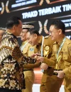 Wali Kota Pontianak Edi Rusdi Kamtono saat menerima TPAKD Award 2026 dalam Rapat Koordinasi Nasional (Rakornas) Tim Percepatan Akses Keuangan Daerah (TPAKD) di JIExpo Kemayoran, Jakarta, Kamis (22/10/2026).