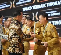 Wali Kota Pontianak Edi Rusdi Kamtono saat menerima TPAKD Award 2026 dalam Rapat Koordinasi Nasional (Rakornas) Tim Percepatan Akses Keuangan Daerah (TPAKD) di JIExpo Kemayoran, Jakarta, Kamis (22/10/2026).
