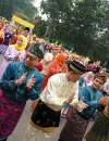Wali Kota Pontianak Edi Rusdi Kamtono bersama warga mengikuti Jepin Massal dalam rangka memeriahkan Hari Jadi ke-255 Kota Pontianak di Jalan Rahadi Usman.