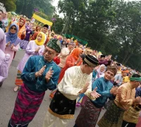 Wali Kota Pontianak Edi Rusdi Kamtono bersama warga mengikuti Jepin Massal dalam rangka memeriahkan Hari Jadi ke-255 Kota Pontianak di Jalan Rahadi Usman.