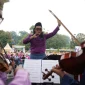 Daun Selasih Orchestra dengan conductor Peri Rakhmadi saat membawakan Mars Kota Pontianak dalam peringatan Hari Jadi ke 255 Pontianak di depan Kantor Wali Kota Pontianak, Jumat (23/10/2026).