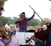 Daun Selasih Orchestra dengan conductor Peri Rakhmadi saat membawakan Mars Kota Pontianak dalam peringatan Hari Jadi ke 255 Pontianak di depan Kantor Wali Kota Pontianak, Jumat (23/10/2026).