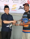 Wakil Wali Kota Pontianak Bahasan saat menjajal kolam pemancingan Galatama MK di Gang Pemancingan, Jalan Karet, Minggu (25/10/2026).