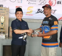 Wakil Wali Kota Pontianak Bahasan saat menjajal kolam pemancingan Galatama MK di Gang Pemancingan, Jalan Karet, Minggu (25/10/2026).