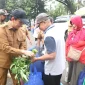 Wakil Wali Kota Pontianak Bahasan saat meninjau pasar murah di halaman Kantor Camat Pontianak Barat, Senin (26/10/2026).