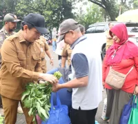 Wakil Wali Kota Pontianak Bahasan saat meninjau pasar murah di halaman Kantor Camat Pontianak Barat, Senin (26/10/2026).
