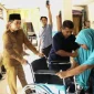 Wakil Wali Kota Pontianak Bahasan saat menyerahkan langsung alat bantu ke rumah warga, Selasa (27/10/2026).