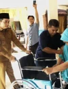 Wakil Wali Kota Pontianak Bahasan saat menyerahkan langsung alat bantu ke rumah warga, Selasa (27/10/2026).
