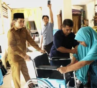 Wakil Wali Kota Pontianak Bahasan saat menyerahkan langsung alat bantu ke rumah warga, Selasa (27/10/2026).