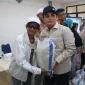 Wakil Wali Kota Pontianak Bahasan ketika menyerahkan bantuan di Aula Kantor Lurah Sungai Jawi Luar, Selasa (27/10/2026).