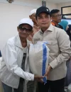 Wakil Wali Kota Pontianak Bahasan ketika menyerahkan bantuan di Aula Kantor Lurah Sungai Jawi Luar, Selasa (27/10/2026).