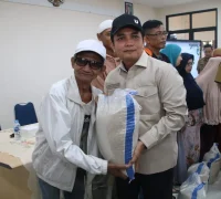 Wakil Wali Kota Pontianak Bahasan ketika menyerahkan bantuan di Aula Kantor Lurah Sungai Jawi Luar, Selasa (27/10/2026).