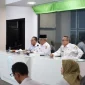 Sekda Pontianak Amirullah saat mengikuti asistensi dan evaluasi Rancangan Peraturan Daerah (Raperda) tentang Pajak Daerah dan Retribusi Daerah (PDRD) bersama Kementerian Dalam Negeri di Pontive Center Kantor Wali Kota Pontianak, Rabu (28/10/2026).