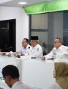 Sekda Pontianak Amirullah saat mengikuti asistensi dan evaluasi Rancangan Peraturan Daerah (Raperda) tentang Pajak Daerah dan Retribusi Daerah (PDRD) bersama Kementerian Dalam Negeri di Pontive Center Kantor Wali Kota Pontianak, Rabu (28/10/2026).