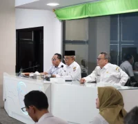 Sekda Pontianak Amirullah saat mengikuti asistensi dan evaluasi Rancangan Peraturan Daerah (Raperda) tentang Pajak Daerah dan Retribusi Daerah (PDRD) bersama Kementerian Dalam Negeri di Pontive Center Kantor Wali Kota Pontianak, Rabu (28/10/2026).
