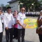 Wali Kota Pontianak Edi Rusdi Kamtono menyerahkan secara simbolis bantuan kepada pengusaha UMKM dalam rangkaian Hari Sumpah Pemuda di Halaman Kantor Wali Kota Pontianak, Rabu (28/10/2026).