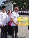 Wali Kota Pontianak Edi Rusdi Kamtono menyerahkan secara simbolis bantuan kepada pengusaha UMKM dalam rangkaian Hari Sumpah Pemuda di Halaman Kantor Wali Kota Pontianak, Rabu (28/10/2026).