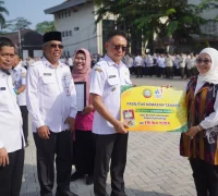 Wali Kota Pontianak Edi Rusdi Kamtono menyerahkan secara simbolis bantuan kepada pengusaha UMKM dalam rangkaian Hari Sumpah Pemuda di Halaman Kantor Wali Kota Pontianak, Rabu (28/10/2026).