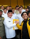 Gubernur Kalimantan Barat Ria Norsan berdialog dengan mahasiswa Universitas Panca Bhakti Pontianak saat menerima aspirasi di Kantor Gubernur Kalbar.