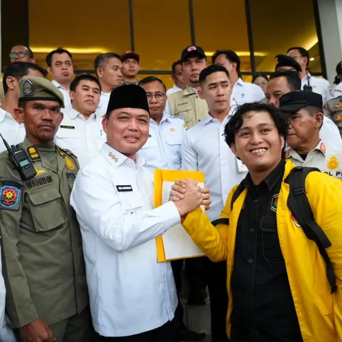 Gubernur Kalimantan Barat Ria Norsan berdialog dengan mahasiswa Universitas Panca Bhakti Pontianak saat menerima aspirasi di Kantor Gubernur Kalbar.
