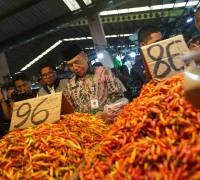 Satgas Ketahanan Pangan Kota Pontianak saat memantau harga komoditas di Pasar Flamboyan, Kamis (29/10/2026).