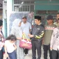 Wakil Wali Kota Pontianak Bahasan menyerahkan bantuan kepada warga terdampak kebakaran di kawasan Jalan Dharma Putra I, Kecamatan Pontianak Utara, Kamis (29/10/2026).