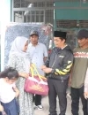 Wakil Wali Kota Pontianak Bahasan menyerahkan bantuan kepada warga terdampak kebakaran di kawasan Jalan Dharma Putra I, Kecamatan Pontianak Utara, Kamis (29/10/2026).