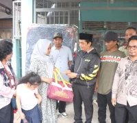 Wakil Wali Kota Pontianak Bahasan menyerahkan bantuan kepada warga terdampak kebakaran di kawasan Jalan Dharma Putra I, Kecamatan Pontianak Utara, Kamis (29/10/2026).
