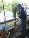 Wakil Wali Kota Pontianak Bahasan saat membersihkan drainase di Jalan Media, Bansir Laut, Pontianak Tenggara, Jumat (30/10/2026).