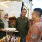 Wali Kota Pontianak Edi Rusdi Kamtono saat meninjau stand usai peluncuran Bulan Inklusi Keuangan 2026 di Gaia Bumi Raya Mall, Jumat (30/10/2026).