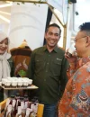 Wali Kota Pontianak Edi Rusdi Kamtono saat meninjau stand usai peluncuran Bulan Inklusi Keuangan 2026 di Gaia Bumi Raya Mall, Jumat (30/10/2026).