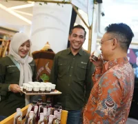Wali Kota Pontianak Edi Rusdi Kamtono saat meninjau stand usai peluncuran Bulan Inklusi Keuangan 2026 di Gaia Bumi Raya Mall, Jumat (30/10/2026).
