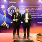 Perwakilan Bank Kalbar menerima penghargaan TOP Human Capital Awards 2026 di Hotel Raffles Jakarta.