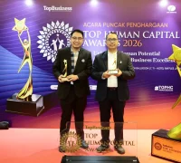 Perwakilan Bank Kalbar menerima penghargaan TOP Human Capital Awards 2026 di Hotel Raffles Jakarta.
